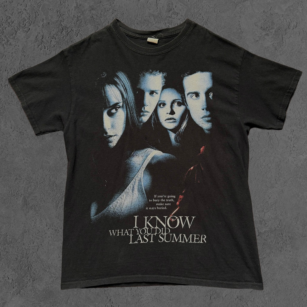 90’S I KNOW WHAT YOU DID LAST SUMMER GRAPHIC T-SHIRT.