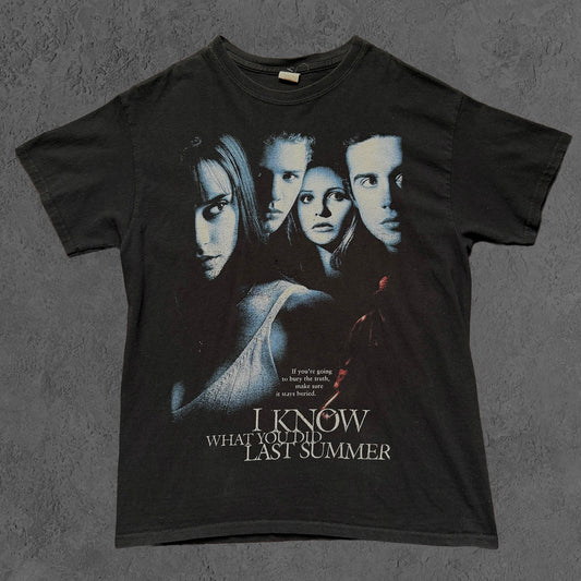 90’S I KNOW WHAT YOU DID LAST SUMMER GRAPHIC T-SHIRT.